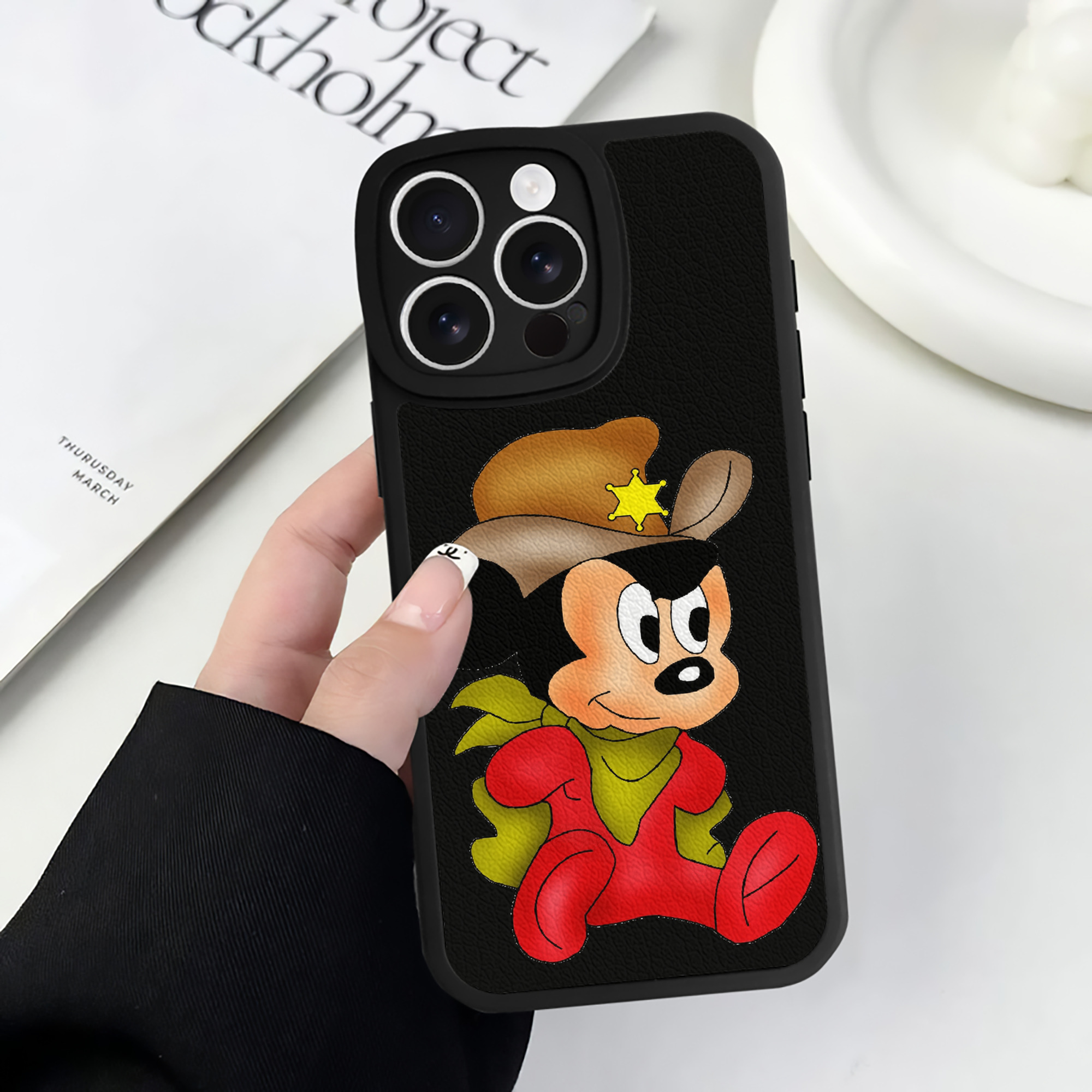 （画像用） ミッキーマウス Mickey Mouse 【iPhone 16シリーズ対応】シリコンスマホケース（レザー調） 材質：シリコン
